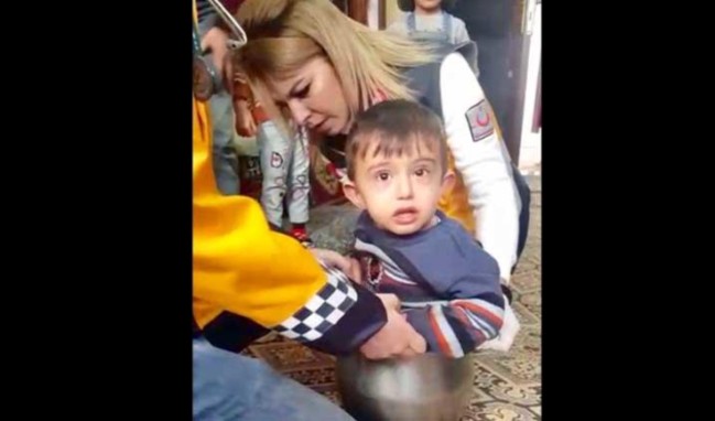 Oyun oynamak isterken düdüklü tencerenin içine sıkıştı!