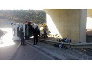 Üst geçide çarpan tırın sürücüsü öldü