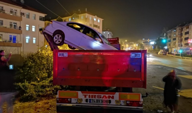 Fren yerine gaza bastı, TIR dorsesine uçtu...
