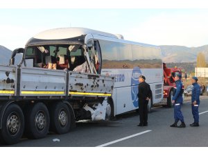 Kastamonu'da yolcu otobüsü tıra çarptı