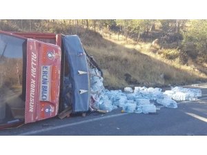 Şemdinli’de freni patlayan kamyonetin devrildi