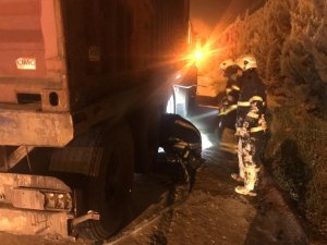 Teker kısmından alev alev yanan tır kül olmaktan kurtarıldı