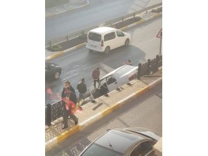 Direksiyon hakimiyetini kaybeden sürücü bariyerlerde asılı kaldı