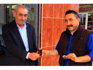 Çay parasıyla Üniversitede üç çocuk okutuyorlar