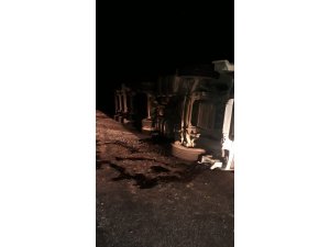 Niğde’de patates yüklü kamyon devrildi