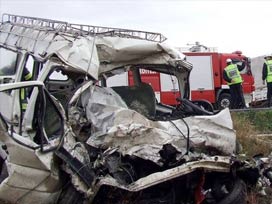 TIR ile minibüs çarpıştı: 4 ölü