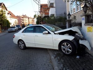 Fren yerine gaza basınca duvara tosladı