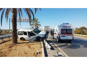 Antalya’da ticari araç tıra çarparak takla attı: 1 yaralı