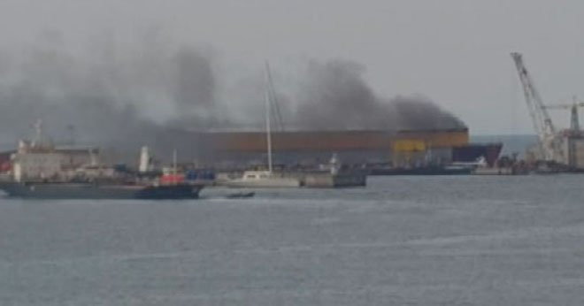 Tuzla’da tersaneler bölgesinde gemide yangın