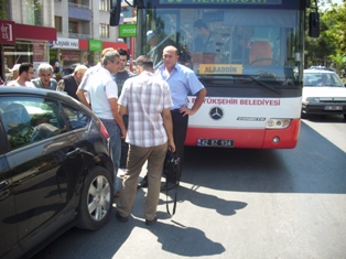 Belediye otobüsü arabaya çarptı