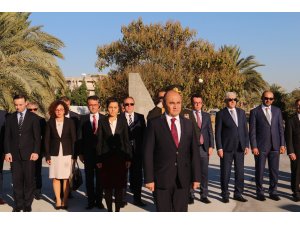 Türkiye'nin Lefkoşa Büyükelçisinden Denktaş ile Küçük'ün kabrine ziyaret