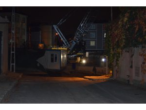 Ümraniye'de inşaat alanı yanındaki yolda göçük