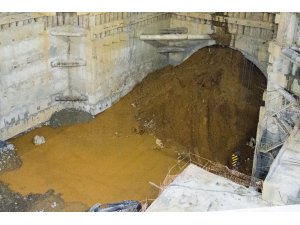 GÜNCELLEME 2 - Ümraniye'de inşaat alanı yanındaki yolda göçük