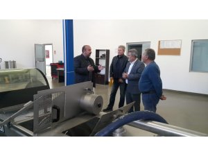 Atıl durumdaki 300 dönüm alanı ekonomiye kazandıran tesisin müdürüne plaket