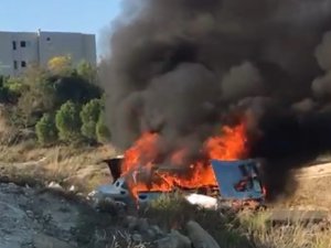 Seyir halindeki otomobil alev alev yandı