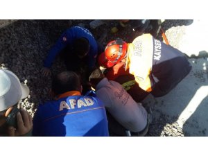 Çöken çatının altında kalan işçi kurtarıldı