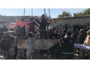 GÜNCELLEME 2 - Kayseri'de inşaat halindeki kongre binasının çatısı çöktü