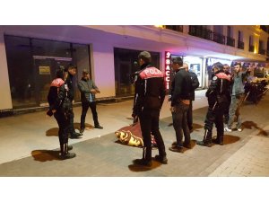 Evsiz diye aldılar uyuşturucu, satır ve bıçak buldular