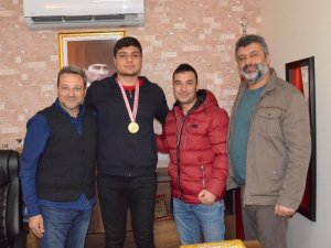 Şampiyon boksörden Yunusemre’ye ziyaret