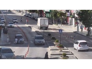 Cep telefonu ile konuşurken karşıya geçen yayaya otomobil çarptı