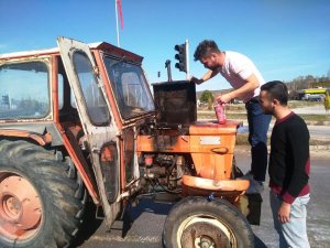 Seyir halindeki traktör alev aldı