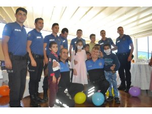 Mersin polisinden onkoloji hastası çocuklara moral