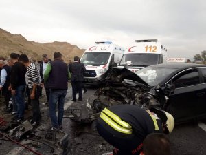 İki otomobil kafa kafaya çarpıştı: 1’i ağır 6 yaralı