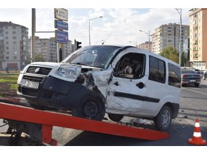 Yakıt tankeri ile hafif ticari araç çarpıştı: 1 yaralı