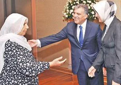 Şehit annesi Kürtçe konuştu Gül'e tercüme ettiler