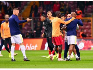 Derbi öncesi Donk ile Ayew arasında gerginlik