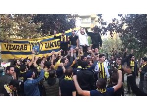 Derbi öncesi taraftardan anlamlı tezahürat