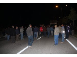 Eylem yapan nakliyeciler Ankara yolunu trafiğe kapattı