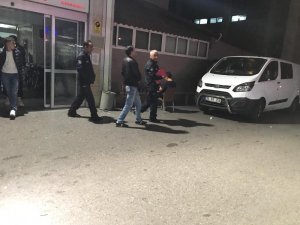 Hastayım diye geldi, bilgisayar monitörünü çalarken yakalandı