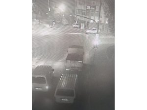 Panelvan aracı kamyonetin arkasına bağlayarak çaldı