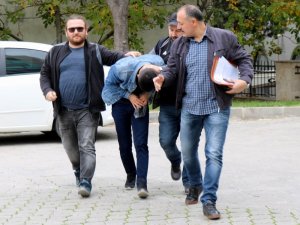 Üvey baba ve oğlu gençleri zehirleyemeden yakalandı