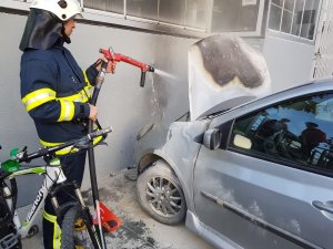 Park halindeki otomobilin motor bölümü alev aldı