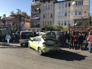 Dinar’da zincirleme trafik kazası: 4 yaralı