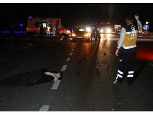 Minibüs yayalara çarptı: 2 ölü