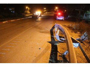 Virajı alamayan otomobil bariyerlere çarptı: 3 yaralı