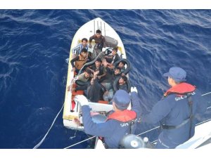 Denize açılan göçmenleri sahil güvenlik kurtardı