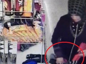 Marketten çorap hırsızlığı güvenlik kamerasında