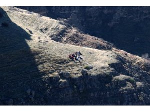 Mahsur kalan keçileri kurtarma çalışması