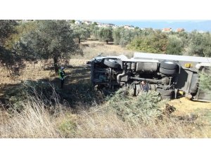 Burhaniye’de tır devrildi