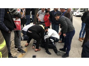 Motosiklet ile hafif ticari araç çarpıştı: 1 Yaralı