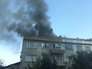 Çatı katında çıkan yangın korkuttu