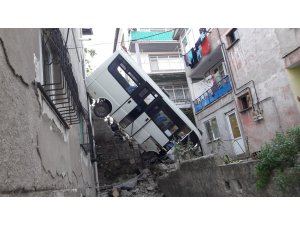 Kocaeli'de minibüs devrildi: 11 yaralı