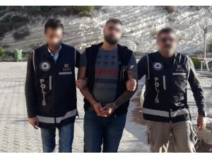 Çeşme’de yakalanan uyuşturucu satıcısı zanlısı tutuklandı