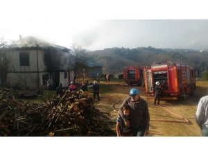 Elektrik kontağından çıkan yangın ahşap evi küle çevirdi
