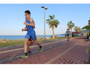 Parkurda terleyen sporcular denizde serinledi