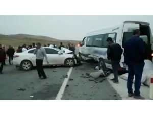 Otomobil ile minibüs çarpıştı: çok sayıda yaralı var